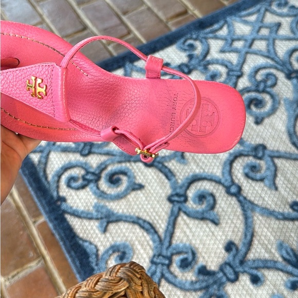 Tory Burch Thong Demi Wedge Sandals - Britton in Pink, Gold Logo, size 5.5 - Picture 9 of 11